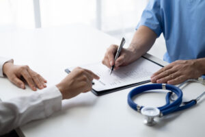 Carte de complémentaire santé AMC et relevé de remboursement d'une mutuelle d'entreprise
