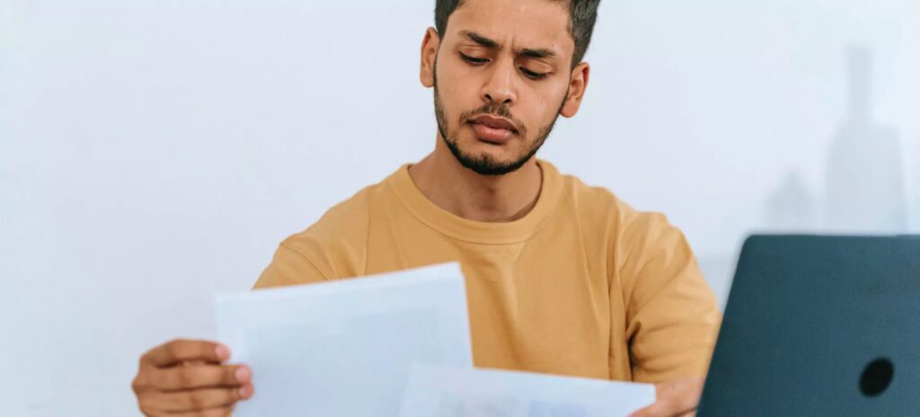 Contrat de bail professionnel posé sur un bureau dans un local destiné à une profession libérale