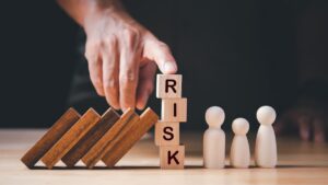 Dirigeant examinant une cartographie des risques de son entreprise
