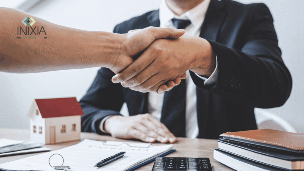 Dirigeant relisant un contrat d'assurance emprunteur professionnel avec son conseiller bancaire