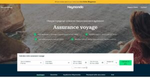 Valise, passeport et documents d'assurance pour un voyage à Bali